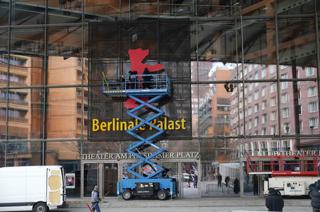 Montage des Berlinale-Bären zur Berlinale 2023 in Berlin