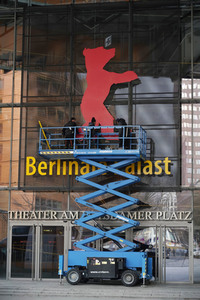 Montage des Berlinale-Bären zur Berlinale 2023 in Berlin