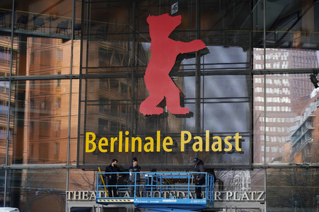 Montage des Berlinale-Bären zur Berlinale 2023 in Berlin