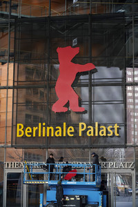 Montage des Berlinale-Bären zur Berlinale 2023 in Berlin