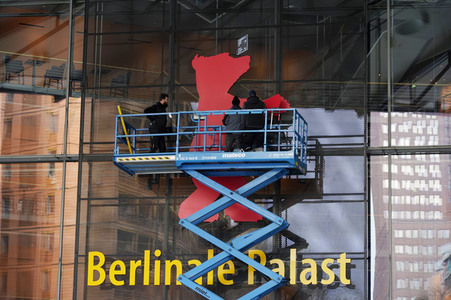Montage des Berlinale-Bären zur Berlinale 2023 in Berlin