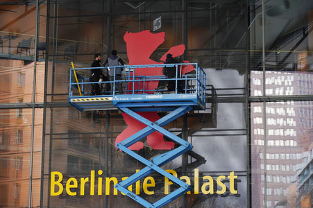 Montage des Berlinale-Bären zur Berlinale 2023 in Berlin