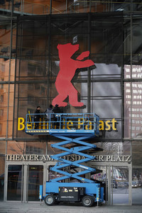 Montage des Berlinale-Bären zur Berlinale 2023 in Berlin