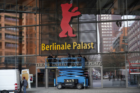 Montage des Berlinale-Bären zur Berlinale 2023 in Berlin