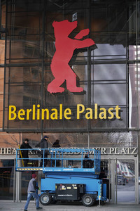 Montage des Berlinale-Bären zur Berlinale 2023 in Berlin