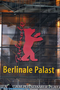 Montage des Berlinale-Bären zur Berlinale 2023 in Berlin