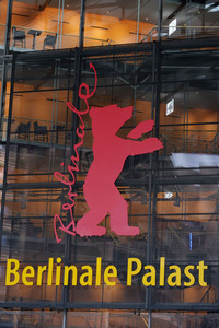 Montage des Berlinale-Bären zur Berlinale 2023 in Berlin