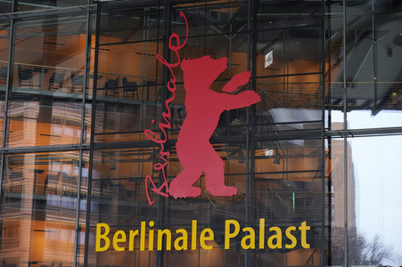 Montage des Berlinale-Bären zur Berlinale 2023 in Berlin