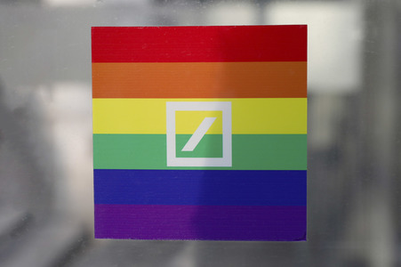 Symbolfoto Deutsche Bank und Regenbogenflagge