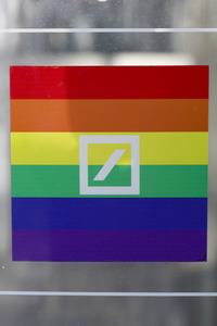 Symbolfoto Deutsche Bank und Regenbogenflagge