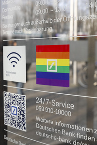 Symbolfoto Deutsche Bank und Regenbogenflagge