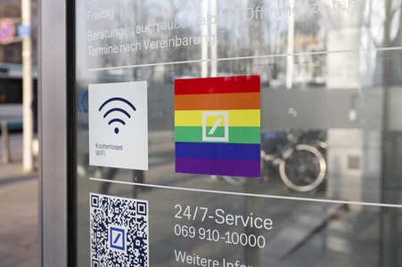Symbolfoto Deutsche Bank und Regenbogenflagge