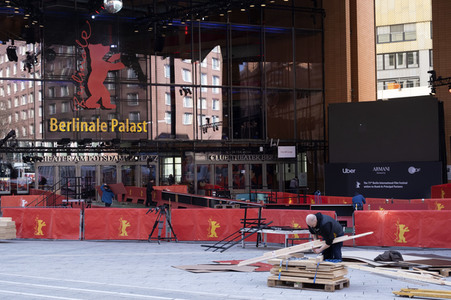 Aufbauarbeiten zur Berlinale 2023 in Berlin