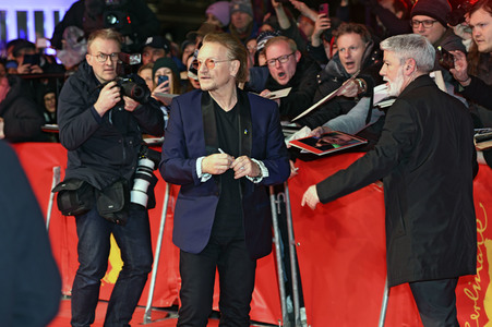 Adam Clayton und Bono von U2 auf der Berlinale 2023