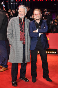 Adam Clayton und Bono von U2 auf der Berlinale 2023
