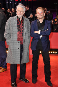 Adam Clayton und Bono von U2 auf der Berlinale 2023