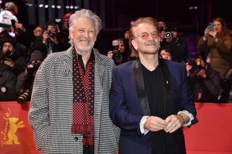 Adam Clayton und Bono von U2 auf der Berlinale 2023