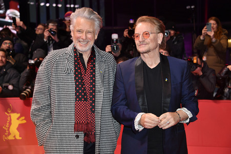 Adam Clayton und Bono von U2 auf der Berlinale 2023