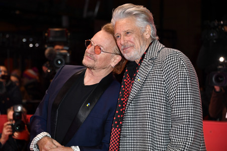 Adam Clayton und Bono von U2 auf der Berlinale 2023