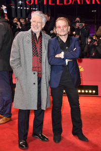 Adam Clayton und Bono von U2 auf der Berlinale 2023