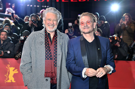 Adam Clayton und Bono von U2 auf der Berlinale 2023