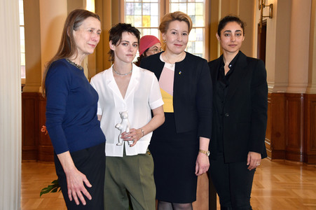 Einzeichnung der Jury in das Gästebuch von Berlin, Berlinale 2023