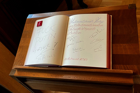 Einzeichnung der Jury in das Gästebuch von Berlin, Berlinale 2023