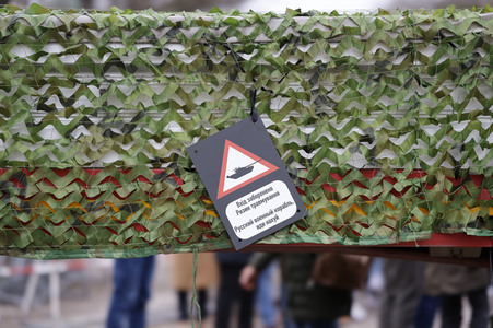 Zerstörter russischer Panzer vor der russischen Botschaft in Berlin
