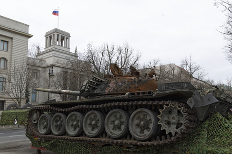 Zerstörter russischer Panzer vor der russischen Botschaft in Berlin