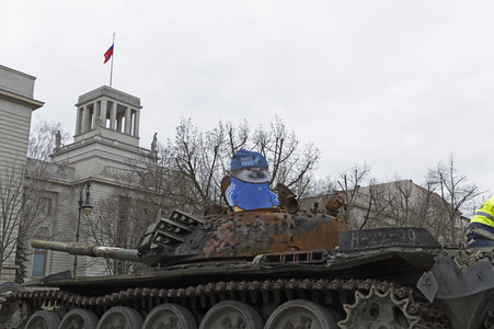 Zerstörter russischer Panzer vor der russischen Botschaft in Berlin