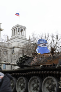 Zerstörter russischer Panzer vor der russischen Botschaft in Berlin