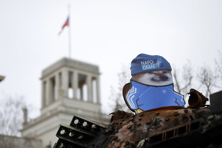 Zerstörter russischer Panzer vor der russischen Botschaft in Berlin
