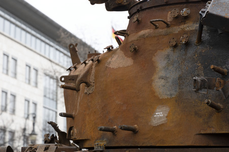Zerstörter russischer Panzer vor der russischen Botschaft in Berlin