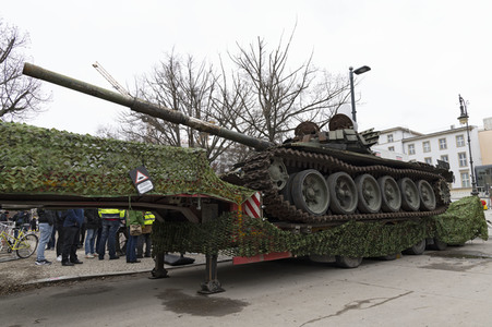 Zerstörter russischer Panzer vor der russischen Botschaft in Berlin