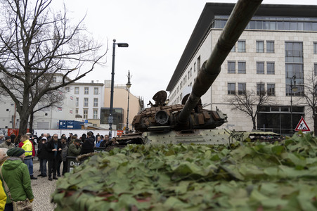 Zerstörter russischer Panzer vor der russischen Botschaft in Berlin