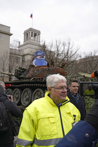 Zerstörter russischer Panzer vor der russischen Botschaft in Berlin