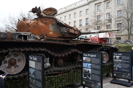 Zerstörter russischer Panzer vor der russischen Botschaft in Berlin