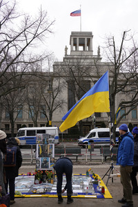 Zerstörter russischer Panzer vor der russischen Botschaft in Berlin