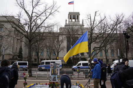 Zerstörter russischer Panzer vor der russischen Botschaft in Berlin