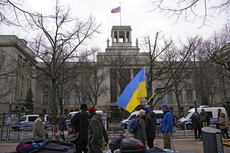 Zerstörter russischer Panzer vor der russischen Botschaft in Berlin