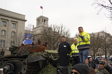 Zerstörter russischer Panzer vor der russischen Botschaft in Berlin