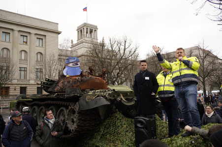 Zerstörter russischer Panzer vor der russischen Botschaft in Berlin