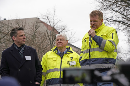 Zerstörter russischer Panzer vor der russischen Botschaft in Berlin