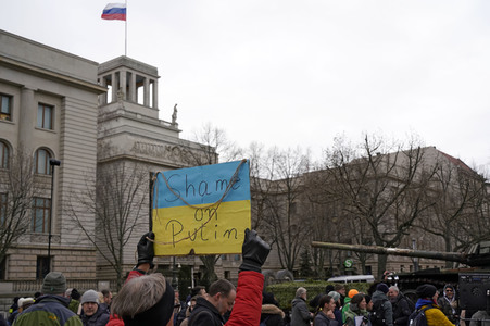 Zerstörter russischer Panzer vor der russischen Botschaft in Berlin