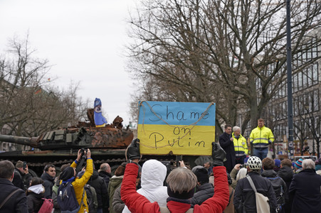 Zerstörter russischer Panzer vor der russischen Botschaft in Berlin