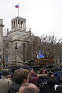 Zerstörter russischer Panzer vor der russischen Botschaft in Berlin