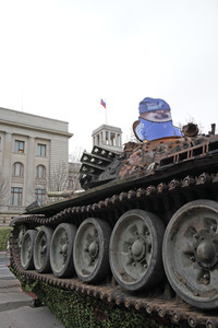 Zerstörter russischer Panzer vor der russischen Botschaft in Berlin
