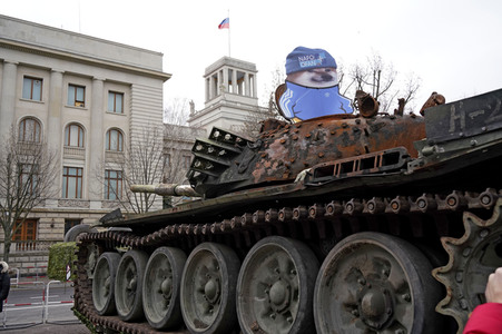 Zerstörter russischer Panzer vor der russischen Botschaft in Berlin