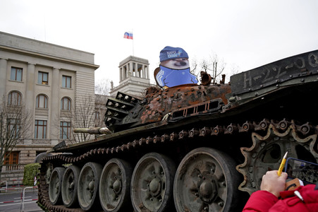 Zerstörter russischer Panzer vor der russischen Botschaft in Berlin