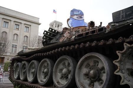 Zerstörter russischer Panzer vor der russischen Botschaft in Berlin